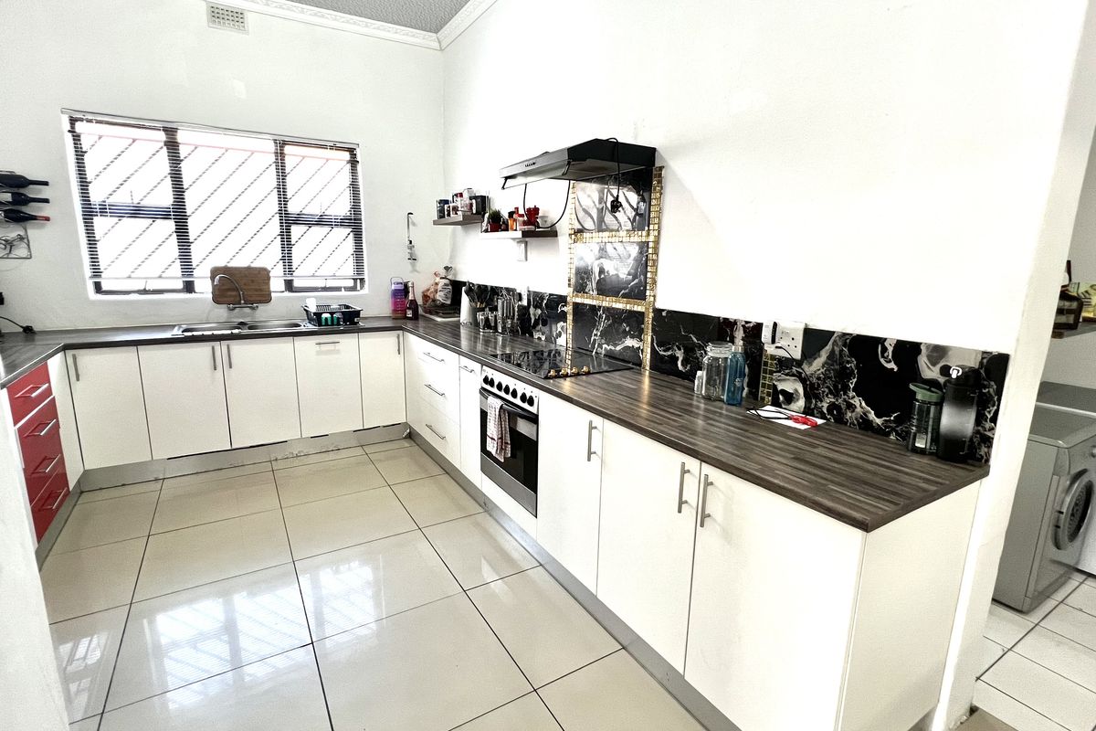 A Home with 2 Income-Generating Flatlets  Rugby, Milnerton - Photo 2