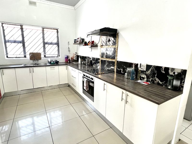 A Home with 2 Income-Generating Flatlets  Rugby, Milnerton - Photo 2