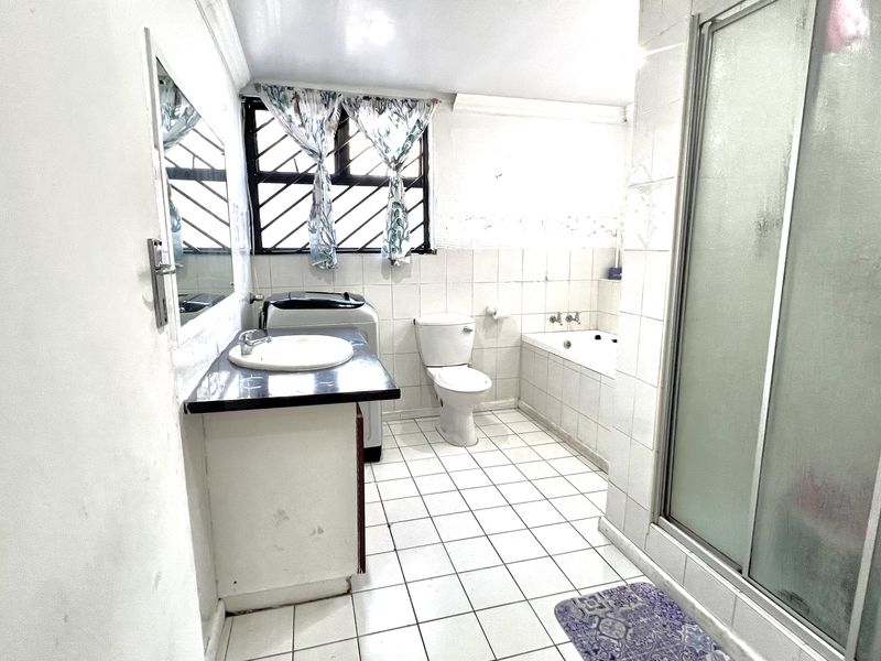 A Home with 2 Income-Generating Flatlets  Rugby, Milnerton - Photo 6