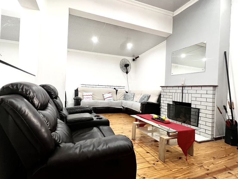 A Home with 2 Income-Generating Flatlets  Rugby, Milnerton - Photo 10