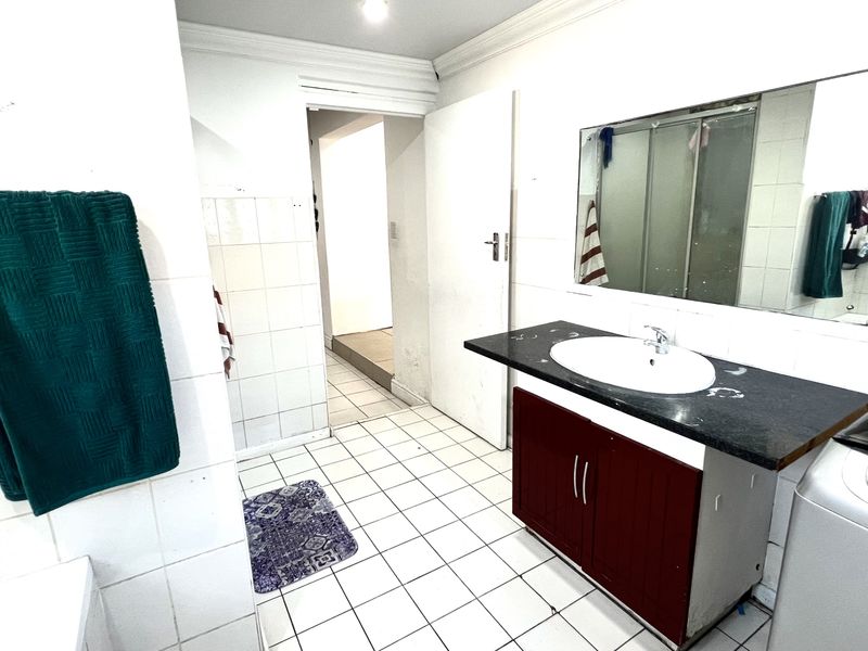 A Home with 2 Income-Generating Flatlets  Rugby, Milnerton - Photo 9