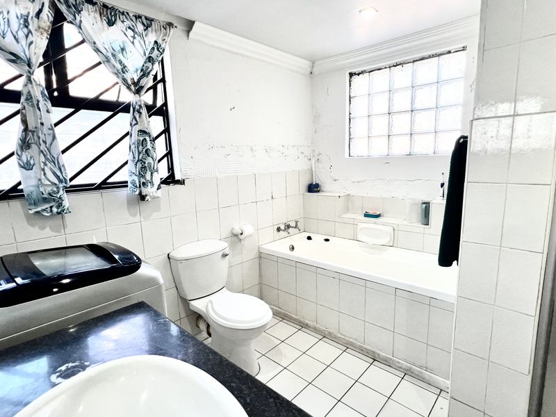 A Home with 2 Income-Generating Flatlets  Rugby, Milnerton - Photo 8