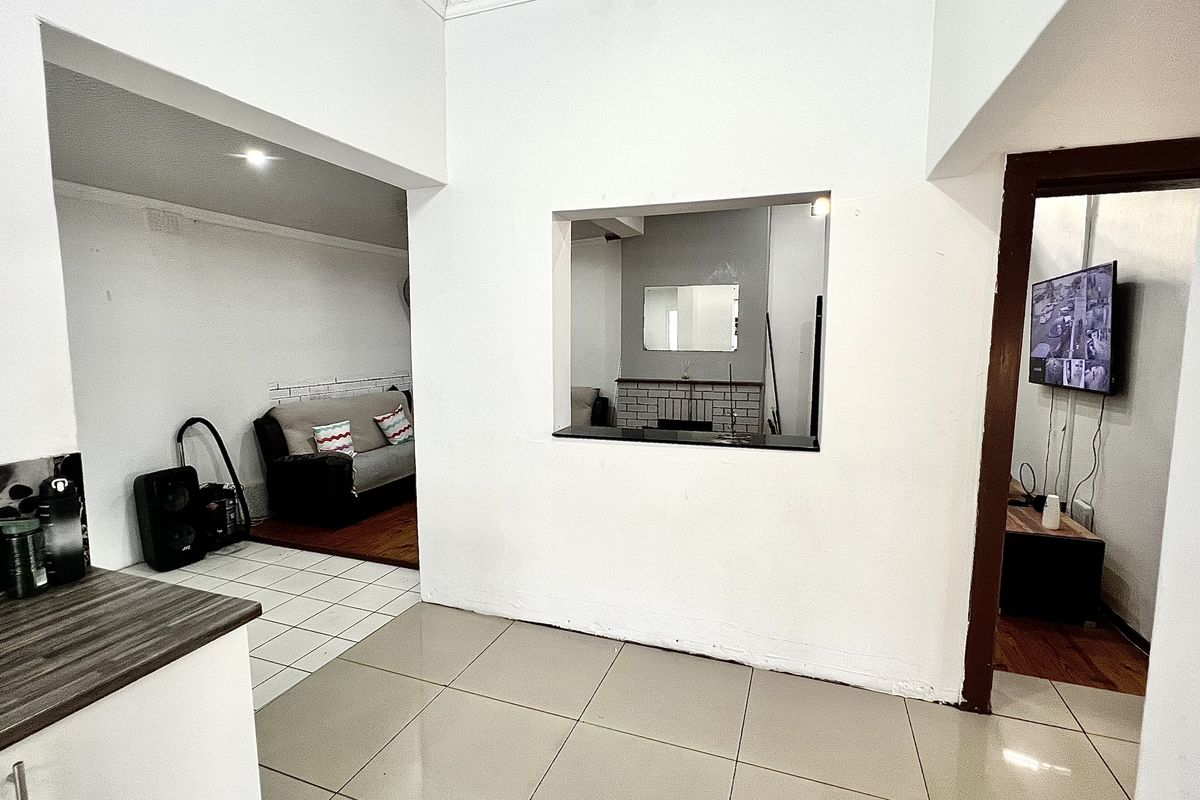 A Home with 2 Income-Generating Flatlets  Rugby, Milnerton - Photo 4