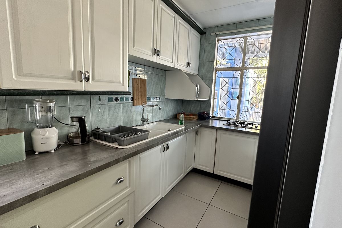 Quant Family home with Big Stoep, Pool and Optional Entertainment Area - Photo 4