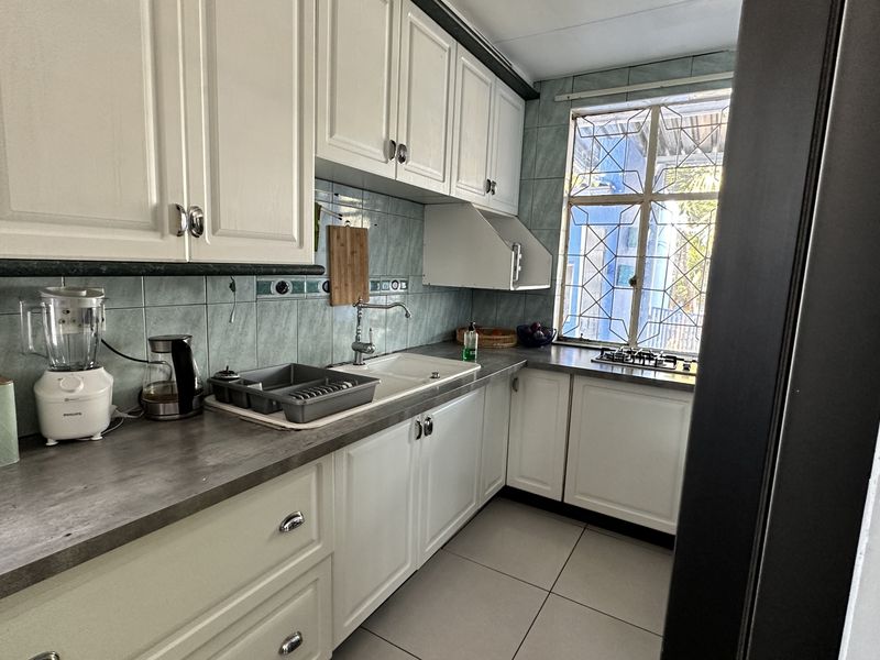 Quant Family home with Big Stoep, Pool and Optional Entertainment Area - Photo 4