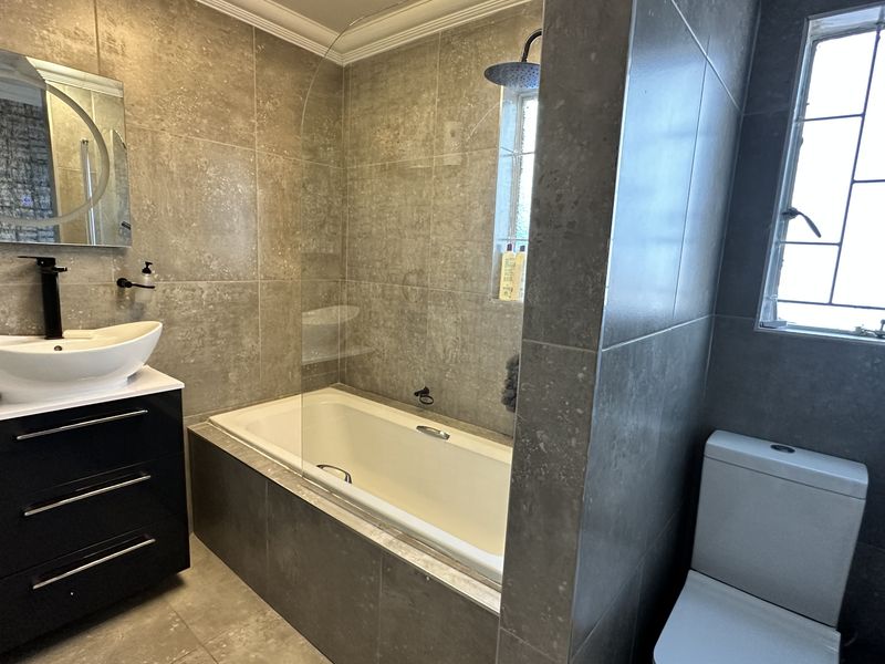 Quant Family home with Big Stoep, Pool and Optional Entertainment Area - Photo 10