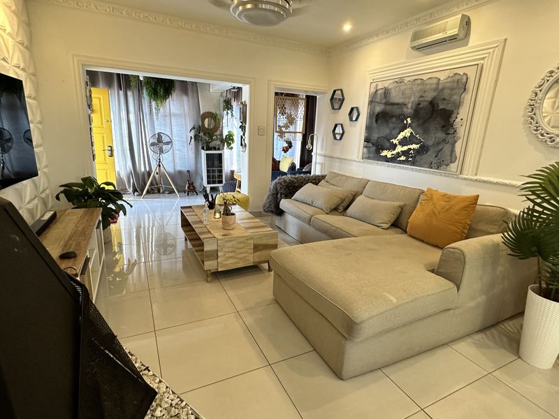 Quant Family home with Big Stoep, Pool and Optional Entertainment Area - Photo 2