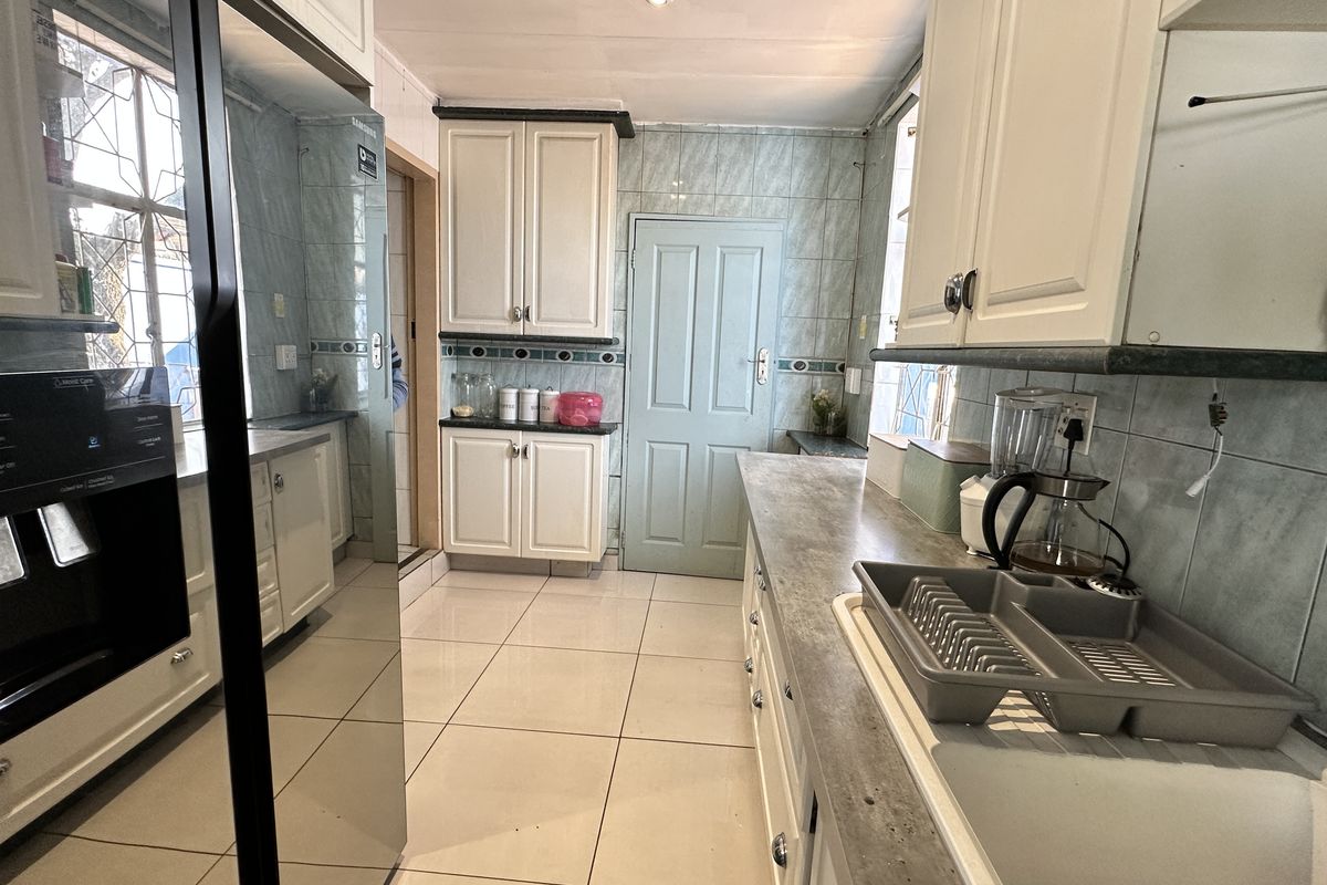 Quant Family home with Big Stoep, Pool and Optional Entertainment Area - Photo 5