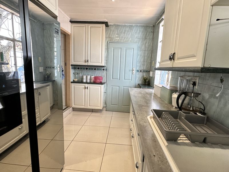 Quant Family home with Big Stoep, Pool and Optional Entertainment Area - Photo 5