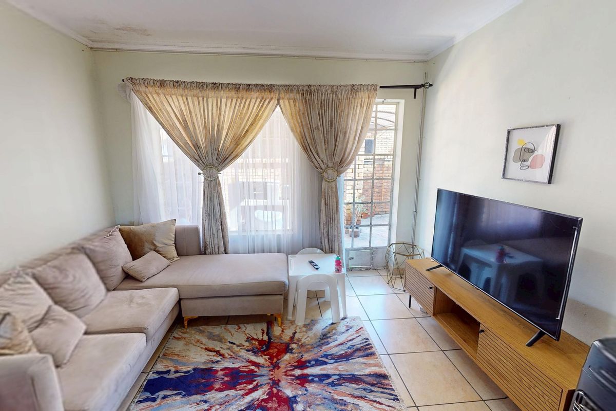 Two bedroom townhouse for sale in Andeon Pretoria West - Photo 4