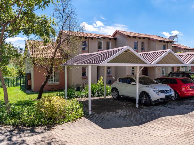 Charming 3 Bedroom Duplex in a Secure 24hr Complex - Photo 2