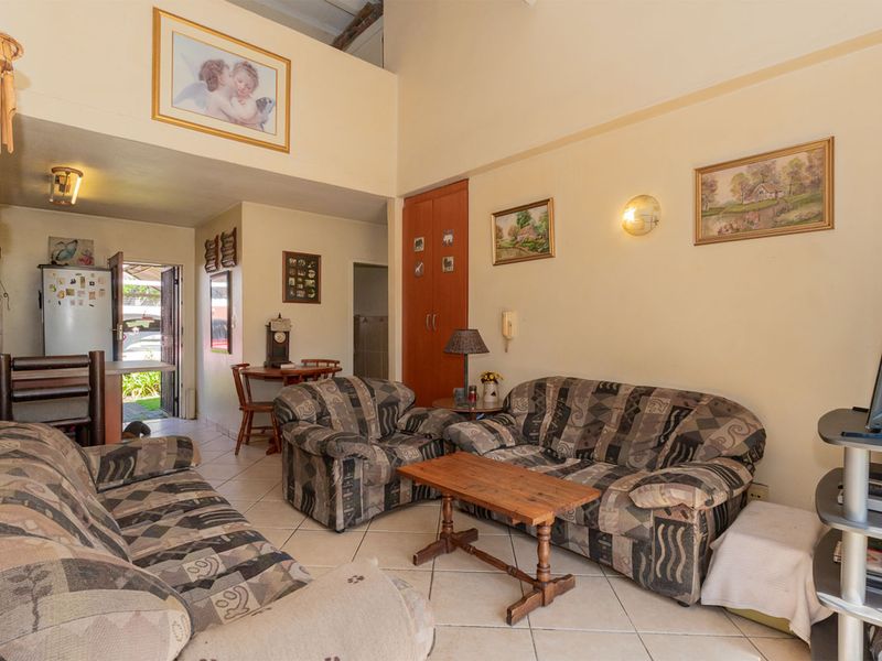 Charming 3 Bedroom Duplex in a Secure 24hr Complex - Photo 4