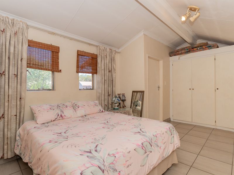 Charming 3 Bedroom Duplex in a Secure 24hr Complex - Photo 9