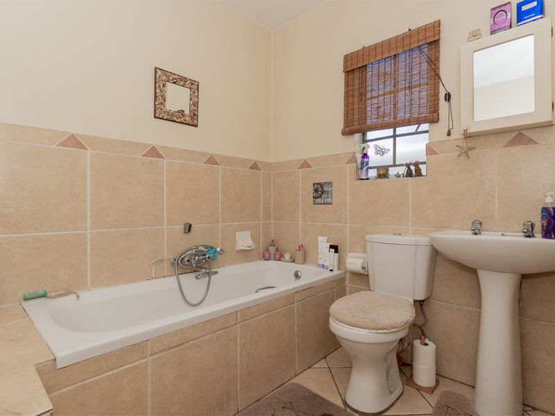 Charming 3 Bedroom Duplex in a Secure 24hr Complex - Photo 10