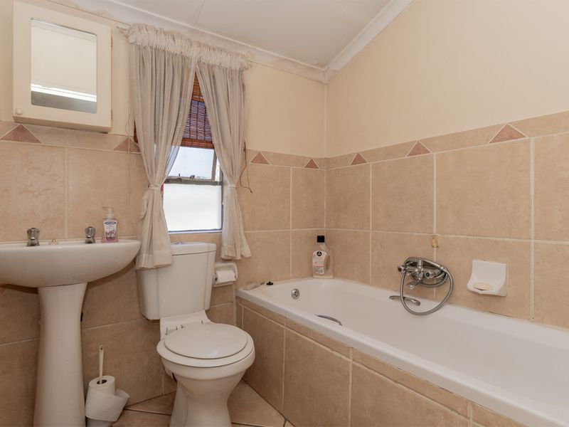 Charming 3 Bedroom Duplex in a Secure 24hr Complex - Photo 8