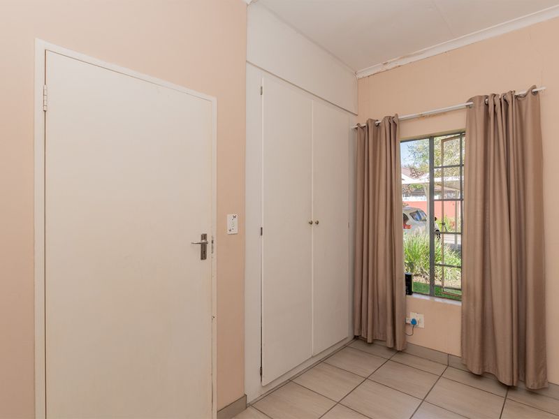 Charming 3 Bedroom Duplex in a Secure 24hr Complex - Photo 7