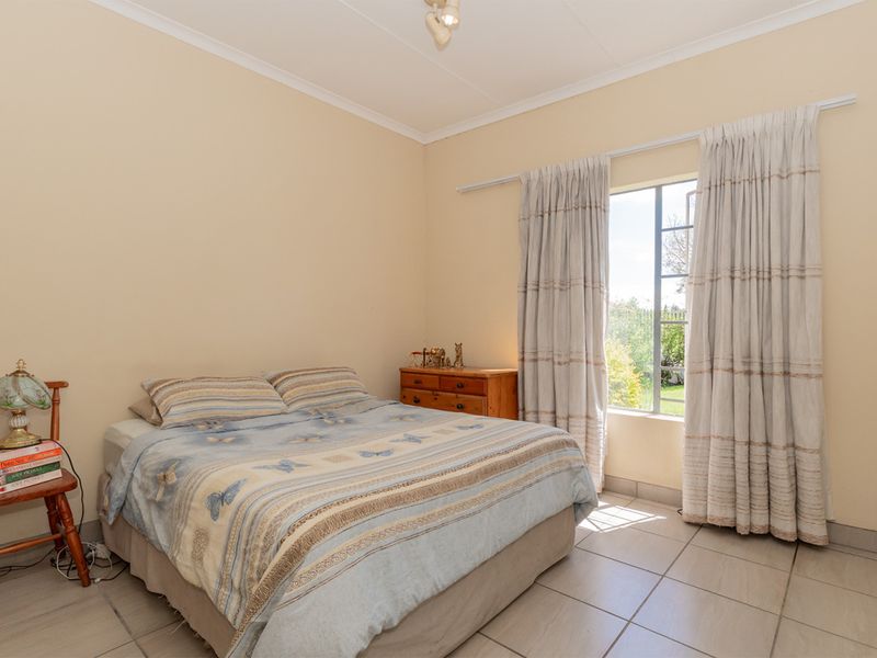 Charming 3 Bedroom Duplex in a Secure 24hr Complex - Photo 6