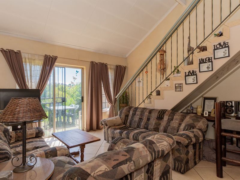 Charming 3 Bedroom Duplex in a Secure 24hr Complex - Photo 3