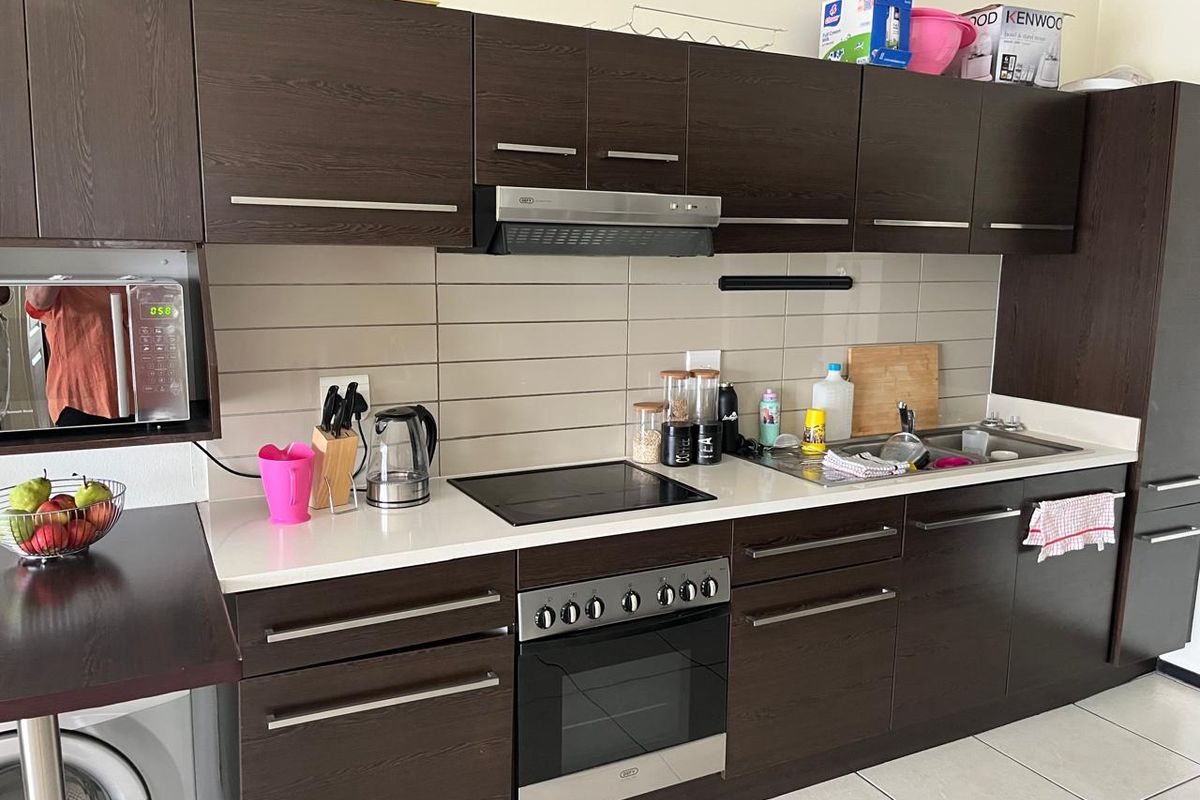 Stylish 2 Bedroom Apartment with Stunning Greenstone Views - Photo 5