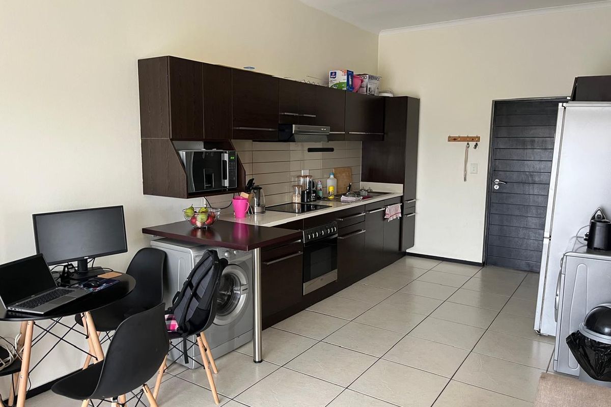 Stylish 2 Bedroom Apartment with Stunning Greenstone Views - Photo 3