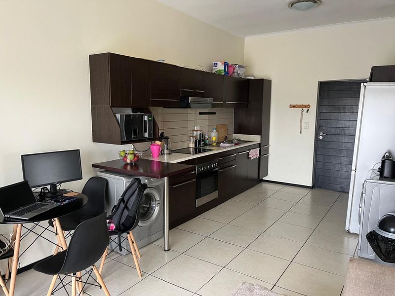 Stylish 2 Bedroom Apartment with Stunning Greenstone Views - Photo 3