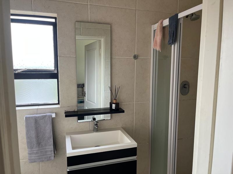 Stylish 2 Bedroom Apartment with Stunning Greenstone Views - Photo 8