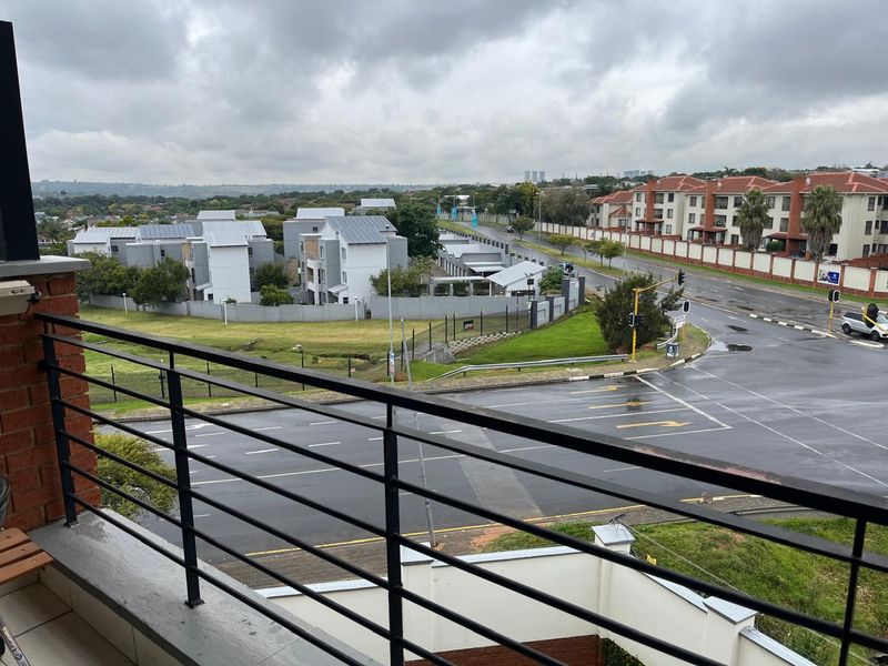 Stylish 2 Bedroom Apartment with Stunning Greenstone Views - Photo 6