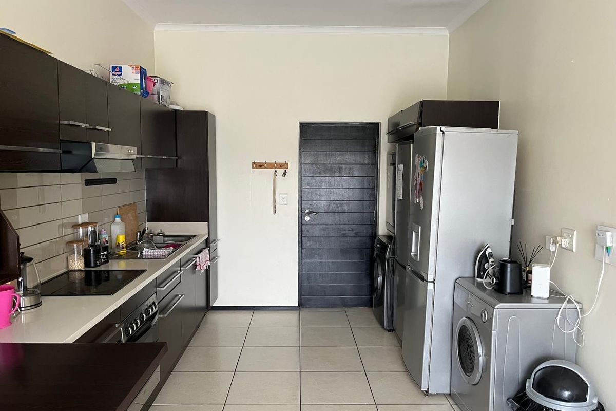 Stylish 2 Bedroom Apartment with Stunning Greenstone Views - Photo 2