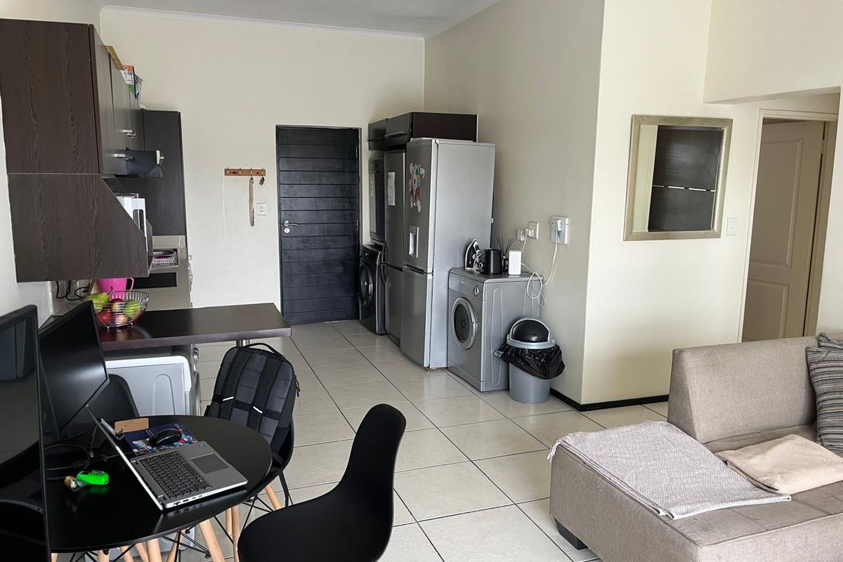 Stylish 2 Bedroom Apartment with Stunning Greenstone Views - Photo 4