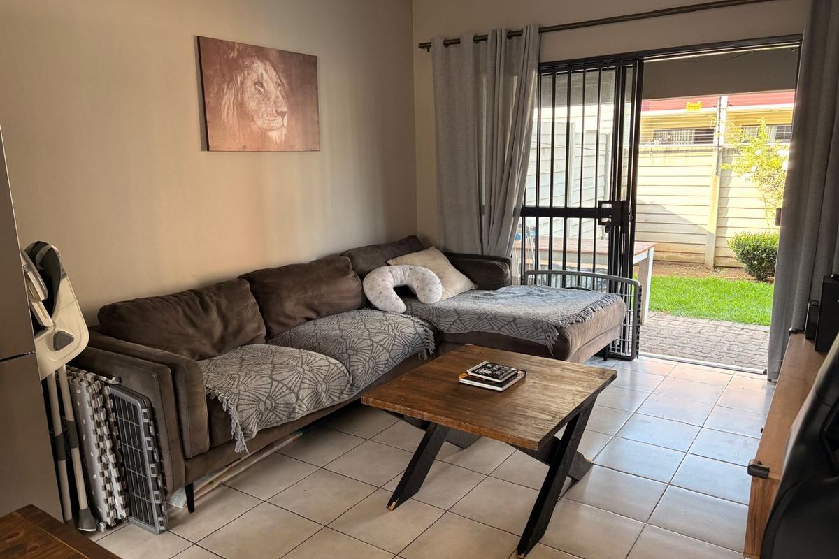 Modern Ground Floor Corner Unit with Private Garden - Photo 5