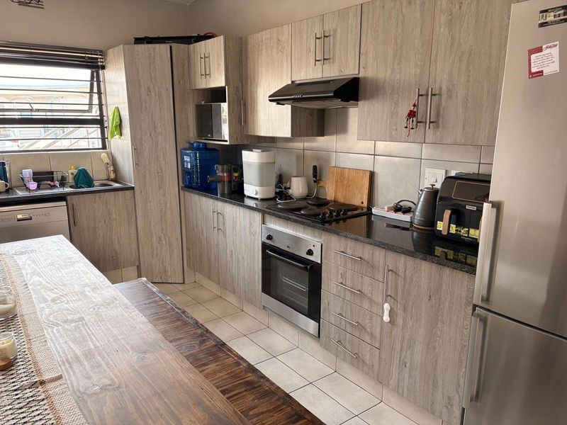 Modern Ground Floor Corner Unit with Private Garden - Photo 4