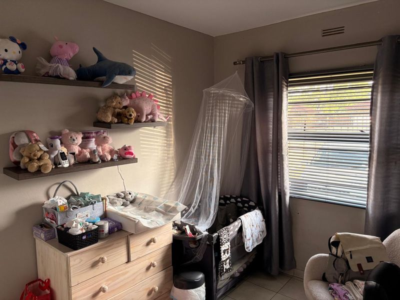 Modern Ground Floor Corner Unit with Private Garden - Photo 10