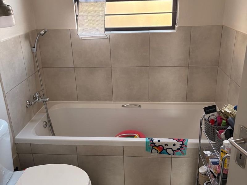 Modern Ground Floor Corner Unit with Private Garden - Photo 9