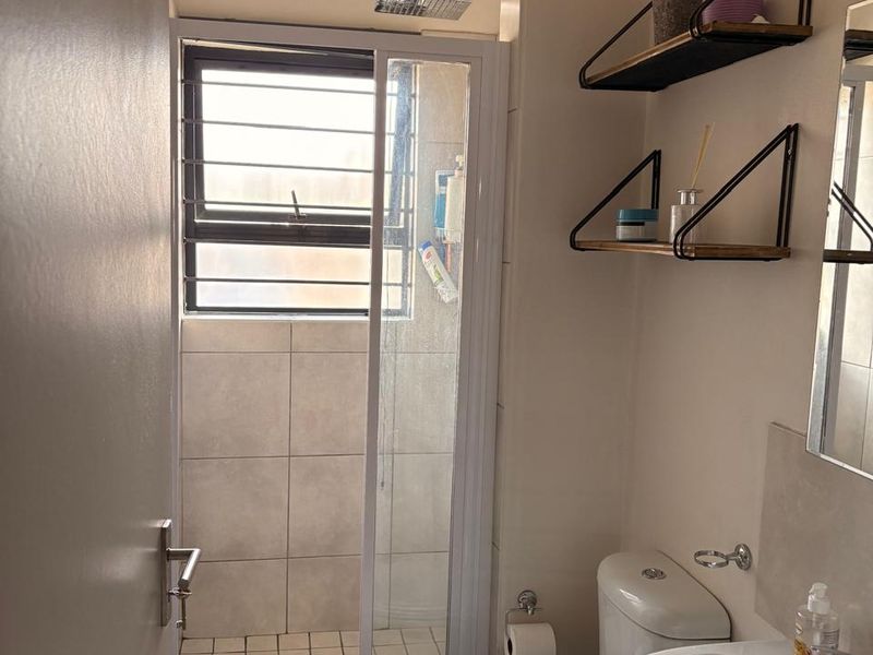 Modern Ground Floor Corner Unit with Private Garden - Photo 8