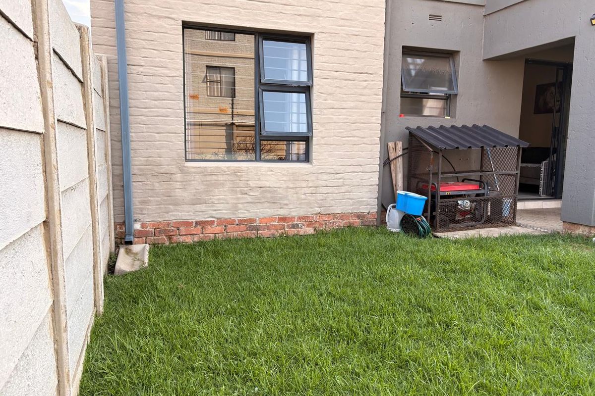 Modern Ground Floor Corner Unit with Private Garden - Photo 2