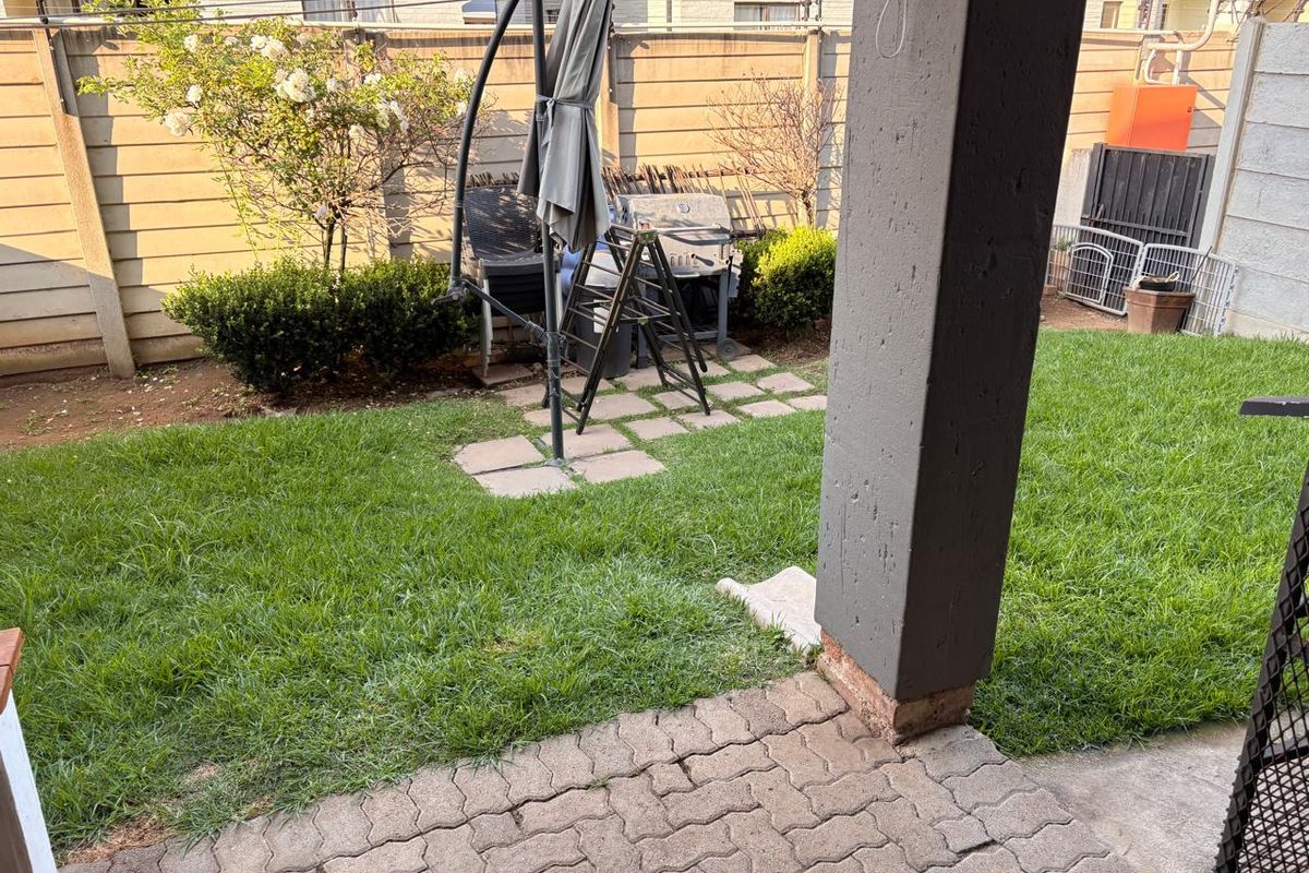 Modern Ground Floor Corner Unit with Private Garden - Photo 3