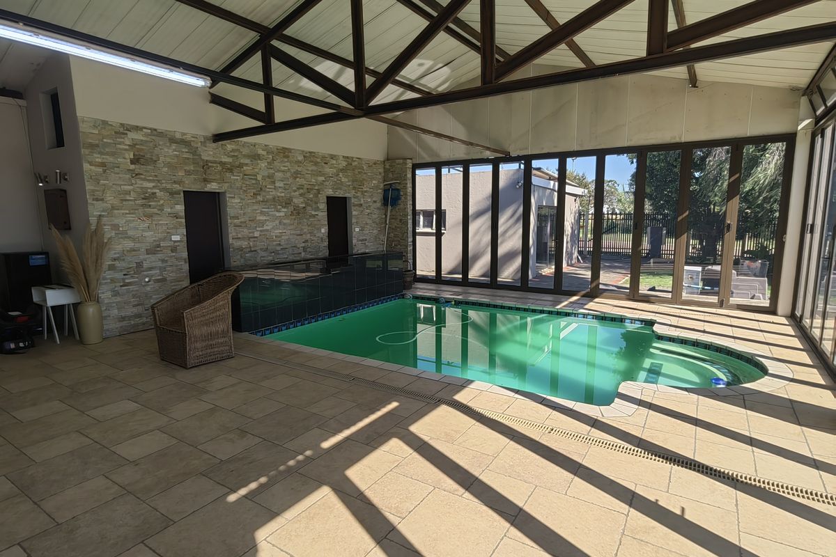 Entertainment just got a whole lot easier in this stunning upmarket home totally off grid - Photo 4