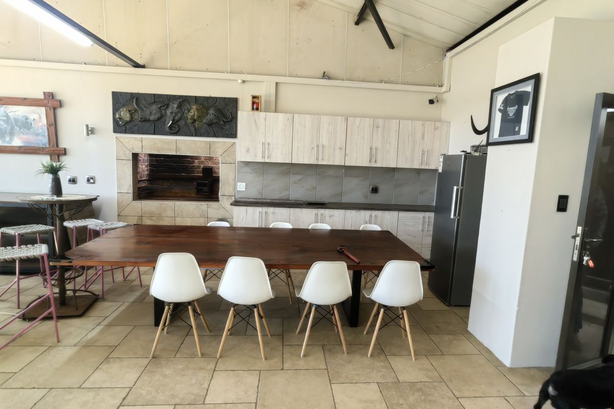 Entertainment just got a whole lot easier in this stunning upmarket home totally off grid - Photo 5