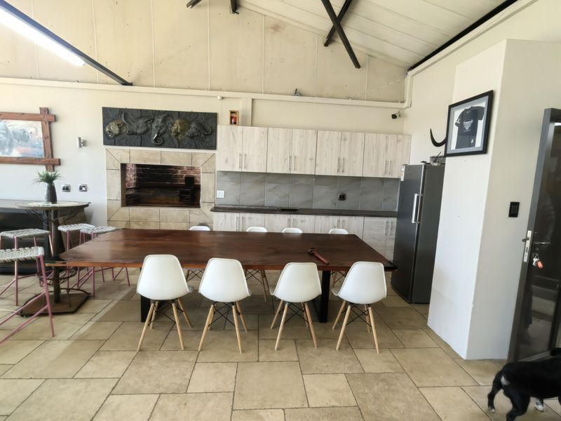 Entertainment just got a whole lot easier in this stunning upmarket home totally off grid - Photo 5