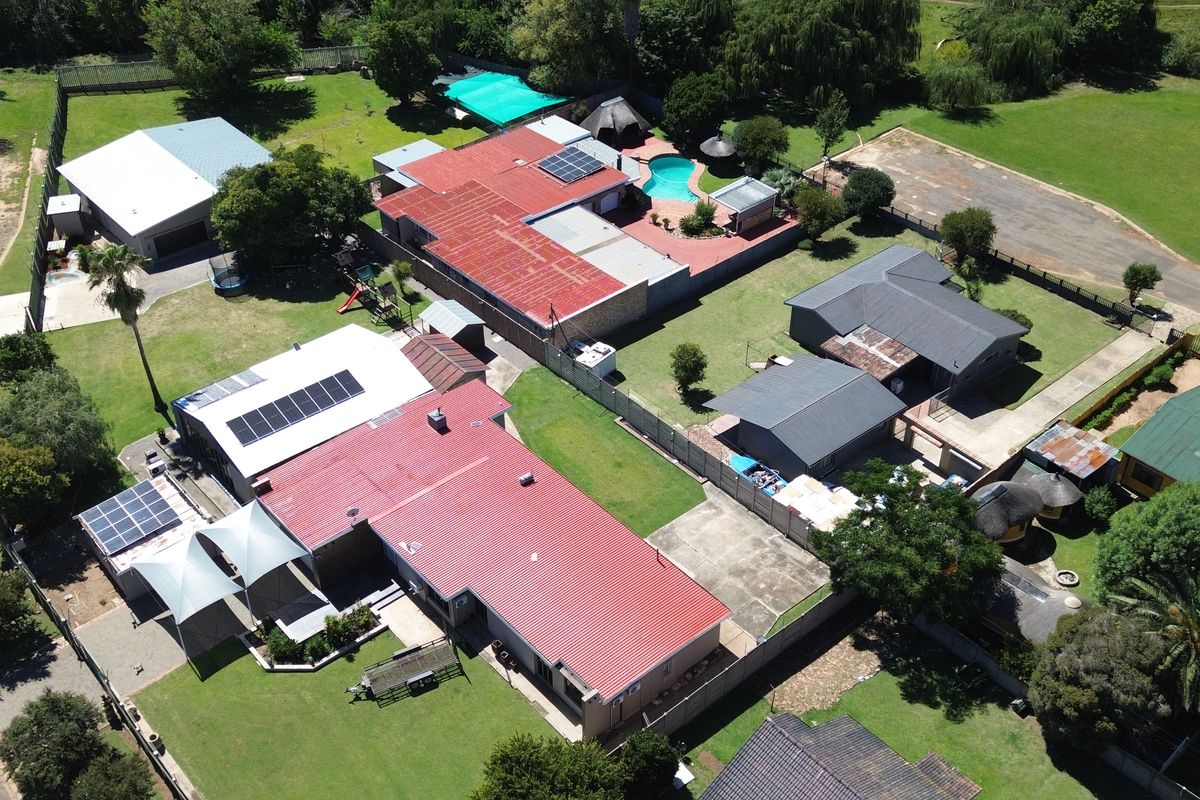 Entertainment just got a whole lot easier in this stunning upmarket home totally off grid - Photo 2