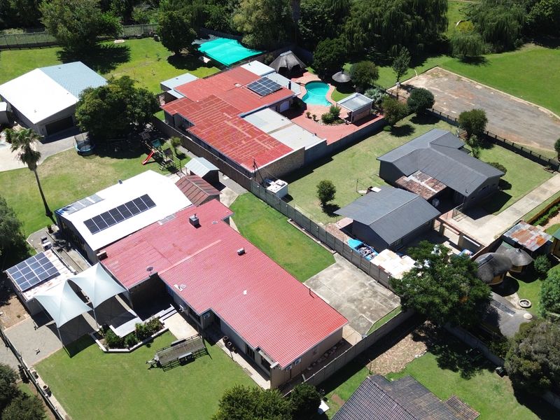 Entertainment just got a whole lot easier in this stunning upmarket home totally off grid - Photo 2