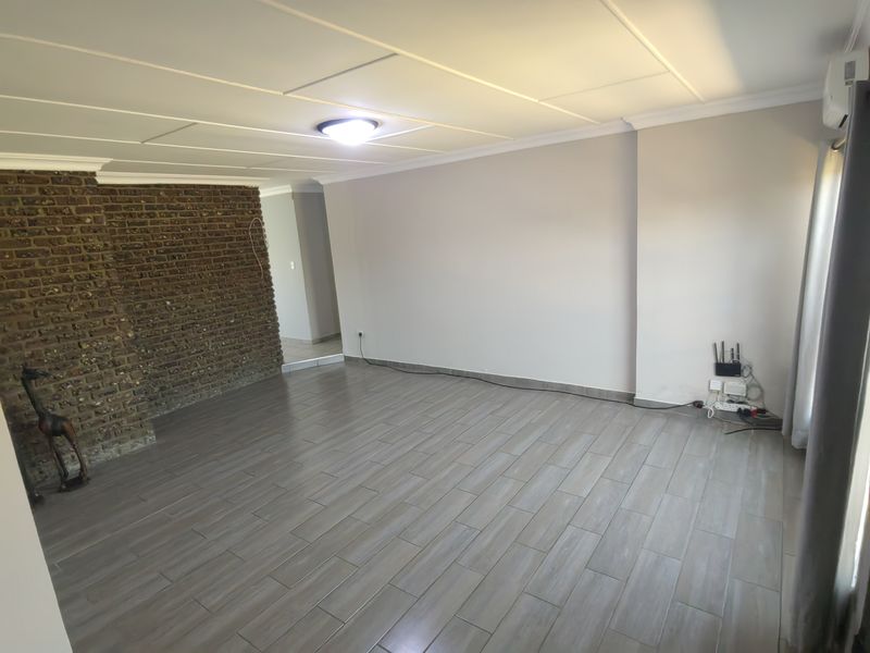 Entertainment just got a whole lot easier in this stunning upmarket home totally off grid - Photo 8