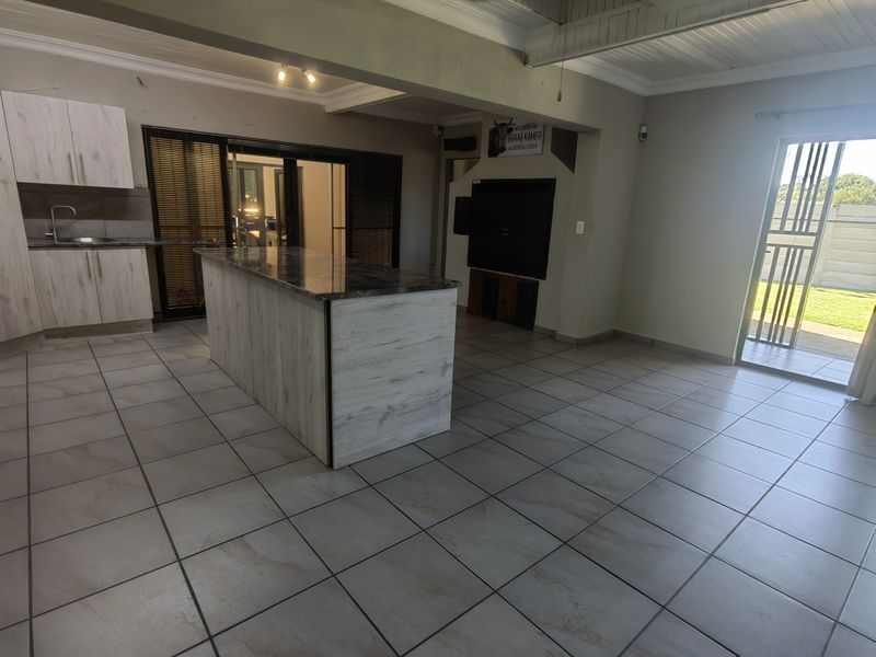 Entertainment just got a whole lot easier in this stunning upmarket home totally off grid - Photo 6