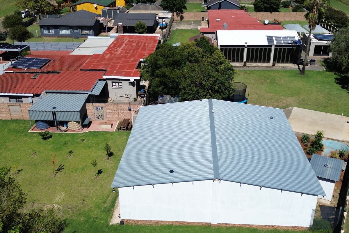 Entertainment just got a whole lot easier in this stunning upmarket home totally off grid - Photo 3