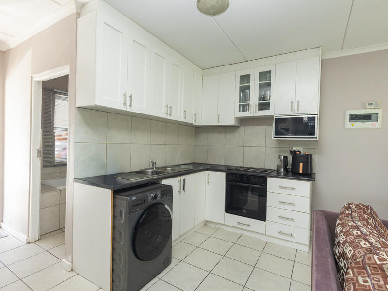 Charming 2-Bedroom Apartment in Secure Complex - Photo 2