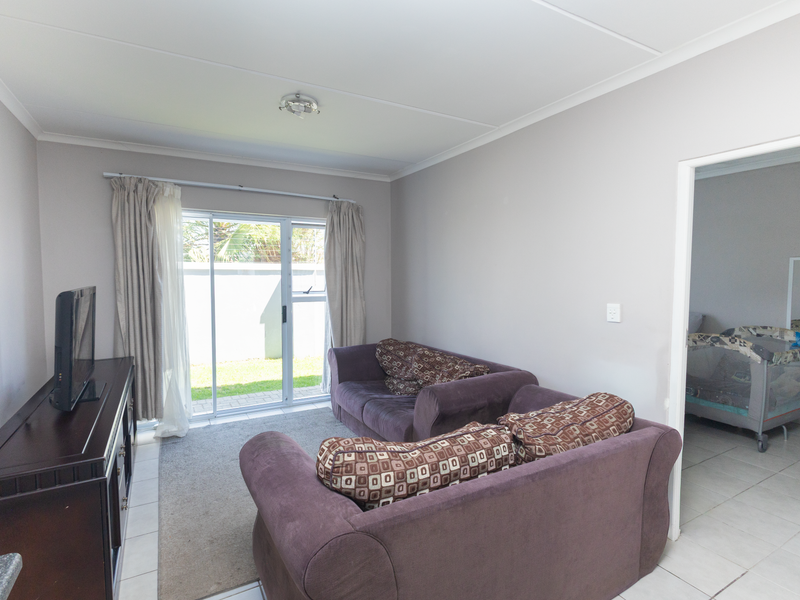 Charming 2-Bedroom Apartment in Secure Complex - Photo 5