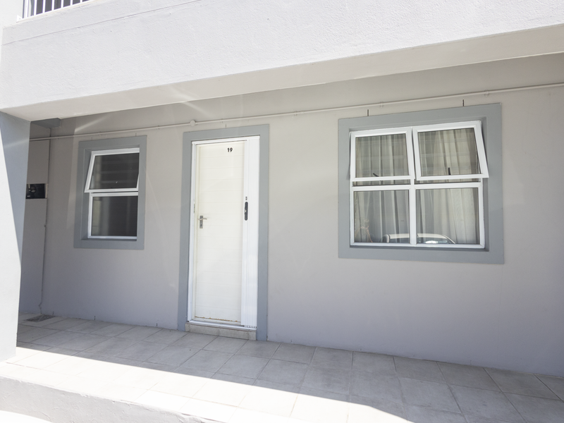 Charming 2-Bedroom Apartment in Secure Complex - Photo 10