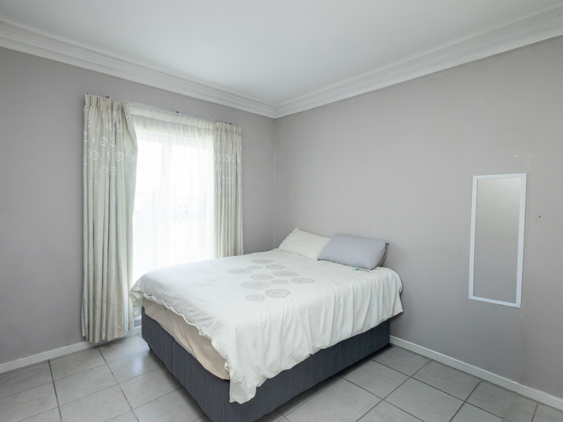 Charming 2-Bedroom Apartment in Secure Complex - Photo 8