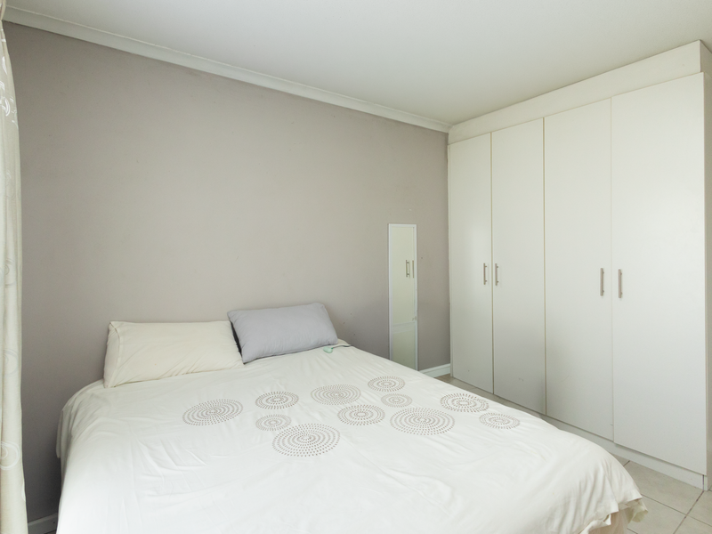 Charming 2-Bedroom Apartment in Secure Complex - Photo 9