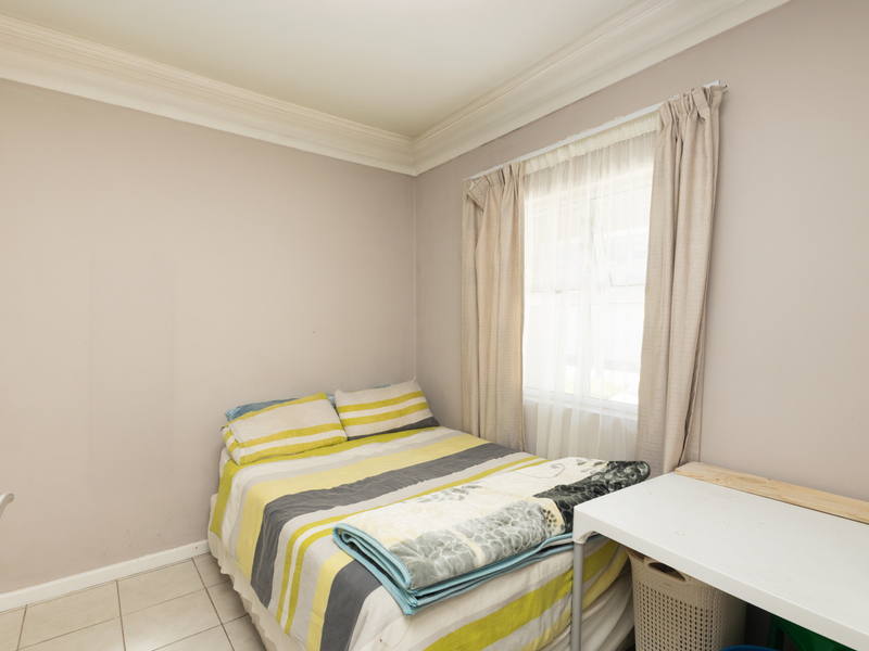 Charming 2-Bedroom Apartment in Secure Complex - Photo 7